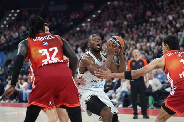 Mfiondu Kabengele (Dubai Basketball, 17) mit Oscar da Silva (FC Bayern Basketball, 01) und Wenyen Gabriel (FC Bayern Basketball, 32), GER, FC Bayern Basketball vs. Dubai Basketball, Basketball, Euroleague, 32. Spieltag, Saison 2025 2026, 19.03.2026, GER, FC Bayern Basketball vs. Dubai Basketball, Basketball, Euroleague, 32. Spieltag, Saison 2025 2026, 19.03.2026 Muenchen Copyright: xEibner-Pressefoto JennixMaulx EP_JML