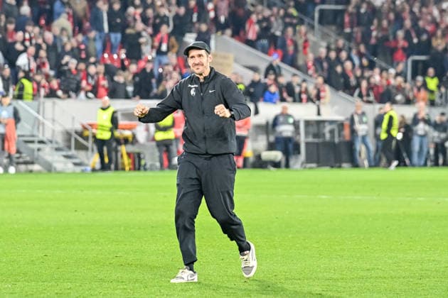 Julian Schuster (SC Freiburg, Trainer) jubelt mit den Fans ueber den Sieg GER, SC Freiburg - KRC Genk, Fussball, Europa League, Achtelfinale, Saison 2025 2026, 19.03.2026 GER, SC Freiburg - KRC Genk, Fussball, Europa League, Achtelfinale, Saison 2025 2026, 19.03.2026 Freiburg Copyright: xEibner-Pressefoto ThomasxHessx EP_THS