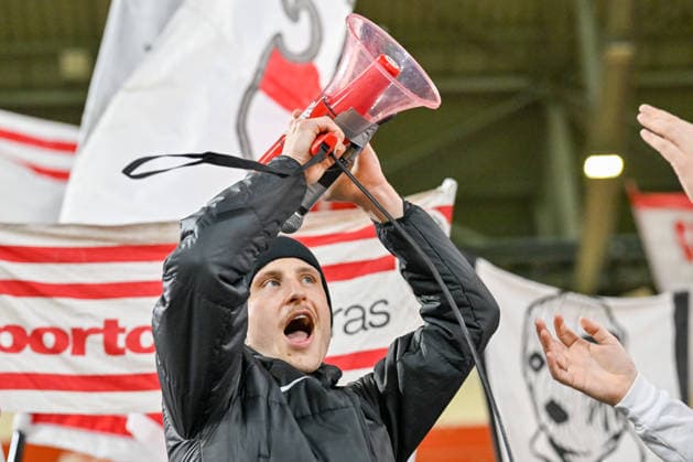 Maximilian Eggestein (SC Freiburg, 08) mit Mikrofon auf bei den Fans GER, SC Freiburg - KRC Genk, Fussball, Europa League, Achtelfinale, Saison 2025 2026, 19.03.2026 GER, SC Freiburg - KRC Genk, Fussball, Europa League, Achtelfinale, Saison 2025 2026, 19.03.2026 Freiburg Copyright: xEibner-Pressefoto ThomasxHessx EP_THS