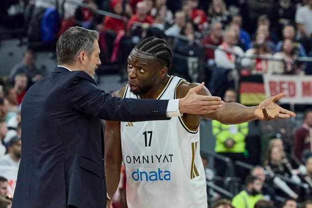 Turkish Airlines EuroLeague Basketball, FC Bayern Munich Basketball vs Dubai Basketball, München FC Bayern Basketball, Munich FC Bayern Basketball, Dubai Basketball, 2026-03-19 in München (SAP Garden) GOLEMAC Jurica (Dubai Basketball Head Coach DUBHC), KABENGELE Mfiondu (Dubai Basketball Center (C) Nr17-DUB17) sportworld München SAP Garden Bayern Deutschland