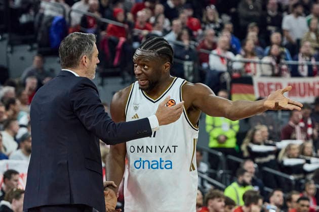 Turkish Airlines EuroLeague Basketball, FC Bayern Munich Basketball vs Dubai Basketball, München FC Bayern Basketball, Munich FC Bayern Basketball, Dubai Basketball, 2026-03-19 in München (SAP Garden) GOLEMAC Jurica (Dubai Basketball Head Coach DUBHC), KABENGELE Mfiondu (Dubai Basketball Center (C) Nr17-DUB17) sportworld München SAP Garden Bayern Deutschland