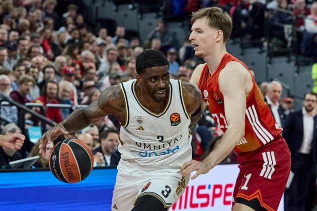 Turkish Airlines EuroLeague Basketball, FC Bayern Munich Basketball vs Dubai Basketball, München FC Bayern Basketball, Munich FC Bayern Basketball, Dubai Basketball, 2026-03-19 in München (SAP Garden) BACON Dwayne (Dubai Basketball Forward (F) Nr3-DUB3), HOLLATZ Justus (FC Bayern Munich Guard (G) Nr21-BAY21) sportworld München SAP Garden Bayern Deutschland