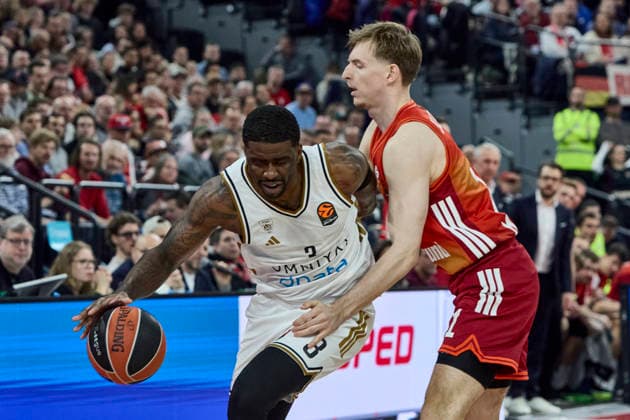 Turkish Airlines EuroLeague Basketball, FC Bayern Munich Basketball vs Dubai Basketball, München FC Bayern Basketball, Munich FC Bayern Basketball, Dubai Basketball, 2026-03-19 in München (SAP Garden) BACON Dwayne (Dubai Basketball Forward (F) Nr3-DUB3), HOLLATZ Justus (FC Bayern Munich Guard (G) Nr21-BAY21) sportworld München SAP Garden Bayern Deutschland