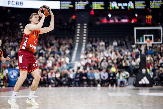 MUNICH, GERMANY - MARCH 19: Justus Hollatz (FC Bayern Muenchen, 21) controls the ball, shoots a three pointer during the Turkish Airlines EuroLeague match between FC Bayern Muenchen vs.Dubai Basketball at SAP Garden on round 32 of Turkish Airlines EuroLeague on March 19, 2026 in Munich, Germany. Bavaria Germany Copyright: xSteffiexWunderlx
