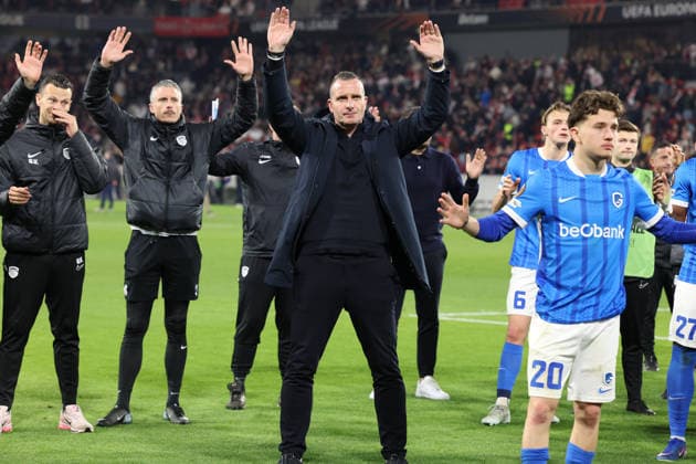 19.03.2026, xrekx, Fussball UEFA Europa League, SC Freiburg - KRC Genk v.l. KRC Genk Mannschaft bedankt bedanken sich bei den Fans, the player thanks the fans for their support Nicky Hayen Trainer (KRC Genk) (DFL DFB REGULATIONS PROHIBIT ANY USE OF PHOTOGRAPHS as IMAGE SEQUENCES and or QUASI-VIDEO) Freiburg