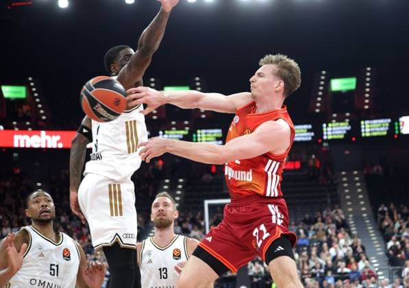 Bayerns 21 Justus HOLLATZ vs Dubais 3 BACON. Basketball: Bayern - Dubai. Euroleague, FC Bayern Basketball - Dubai Basketball, Runde 32, Saison 2025-2026, am 19.03.2026 in Muenchen, S A P G A R D E N, Deutschland. Quelle Copyright Credit : Oryk HAIST