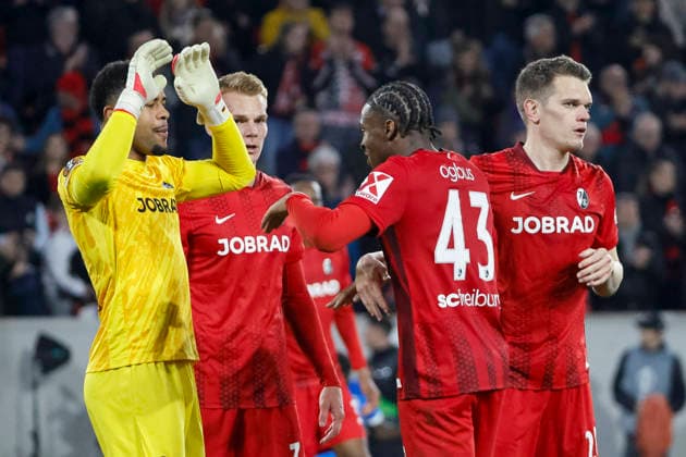 Noah Atubolu (SC Freiburg, 01), Philipp Lienhart (SC Freiburg, 03), Bruno Ogbus (SC Freiburg, 43) und Matthias Ginter (SC Freiburg, 28) nach dem Spiel , Deutschland, Fussball, UEFA Europa League, Achtelfinale, 2025 2026, SC Freiburg vs. KRC Genk, 19.03.2026, Freiburg im Breisgau Europa-Park Stadion Deutschland Copyright: xGrantxHubbsx