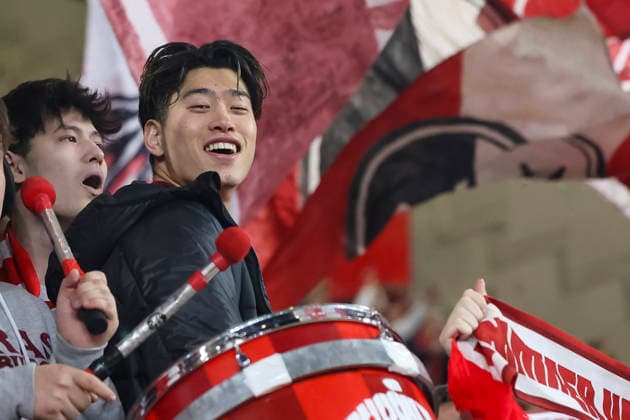 Yuito Suzuki (SC Freiburg, 14) nach dem Spiel bei den Fans , Deutschland, Fussball, UEFA Europa League, Achtelfinale, 2025 2026, SC Freiburg vs. KRC Genk, 19.03.2026, Freiburg im Breisgau Europa-Park Stadion Deutschland Copyright: xGrantxHubbsx