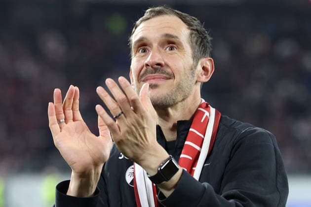 19.03.2026, xrekx, Fussball UEFA Europa League, SC Freiburg - KRC Genk v.l. Julian Schuster Trainer (SC Freiburg) Mannschaft, Spieler, jubeln nach Spielende, Team, Player, celebrate at the end of the match (DFL DFB REGULATIONS PROHIBIT ANY USE OF PHOTOGRAPHS as IMAGE SEQUENCES and or QUASI-VIDEO) Freiburg
