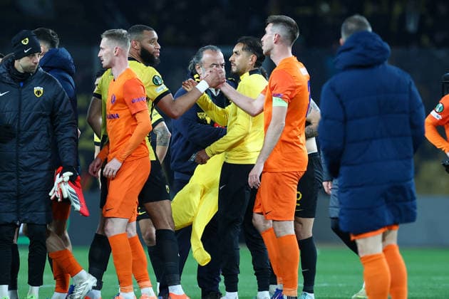 AEK Athens v NK Celje UEFA Europa League AEK Athens and NK Celje players shake hands at the end of the UEFA Europa League Round of 16 Second Leg match at Allwyn Arena, Athens 19 03 2026 UK Newspapers OUT Copyright: xYannisxHalasx FIL-23160-0057