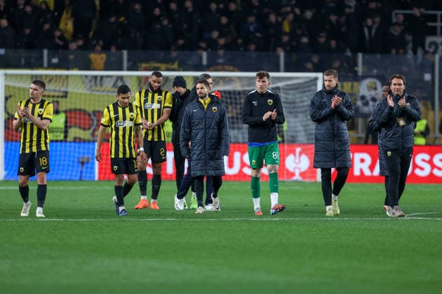 AEK Athens v NK Celje UEFA Europa League AEK Athens players thank their supporters during the UEFA Europa League Round of 16 Second Leg match at Allwyn Arena, Athens 19 03 2026 UK Newspapers OUT Copyright: xYannisxHalasx FIL-23160-0065