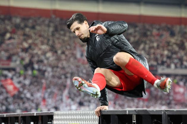 19.03.2026, xrekx, Fussball UEFA Europa League, SC Freiburg - KRC Genk v.l. Spielende Igor Matanovic (SC Freiburg) Unterschrift Trikot Fan (DFL DFB REGULATIONS PROHIBIT ANY USE OF PHOTOGRAPHS as IMAGE SEQUENCES and or QUASI-VIDEO) Freiburg