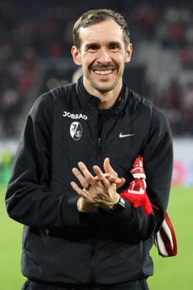 19.03.2026, xrekx, Fussball UEFA Europa League, SC Freiburg - KRC Genk v.l. Julian Schuster Trainer (SC Freiburg) Mannschaft, Spieler, jubeln nach Spielende, Team, Player, celebrate at the end of the match (DFL DFB REGULATIONS PROHIBIT ANY USE OF PHOTOGRAPHS as IMAGE SEQUENCES and or QUASI-VIDEO) Freiburg