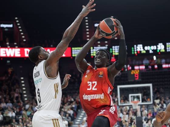 Bayerns 32 Wenyen GABRIEL vs Dubais 3 BACON. Basketball: Bayern - Dubai. Euroleague, FC Bayern Basketball - Dubai Basketball, Runde 32, Saison 2025-2026, am 19.03.2026 in Muenchen, S A P G A R D E N, Deutschland. Quelle Copyright Credit : Oryk HAIST