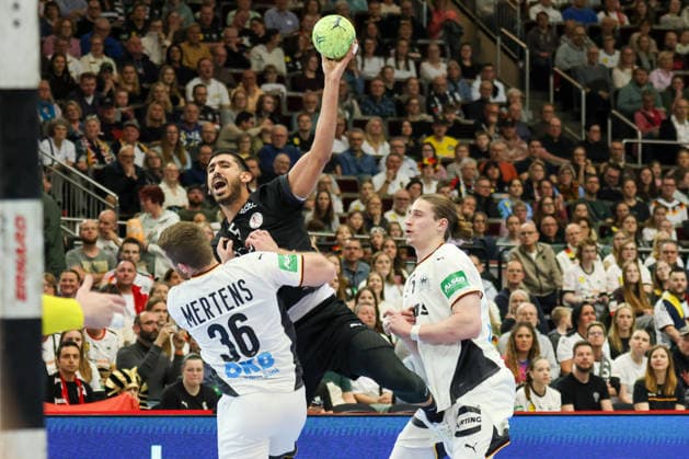 Dortmund, Deutschland: 19. März 2026 - Handball Länderspiel Freundschaftsspiel - Deutschland vs. Ägypten Im Bild: v.li. Lukas Mertens (Deutschland), Yehia Khaled (Ägypten), der ein Tor wirft, und Juri Knorr (Deutschland) Copyright: HMBxMedia MadeleinexFantini
