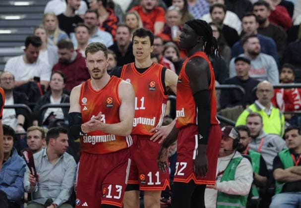 Enttaeuscht . . . Bayerns 13 Andreas OBST, 11 Vladimir LUCIC und 32 Wenyen GABRIEL. Basketball: Bayern - Dubai. Euroleague, FC Bayern Basketball - Dubai Basketball, Runde 32, Saison 2025-2026, am 19.03.2026 in Muenchen, S A P G A R D E N, Deutschland. Quelle Copyright Credit : Oryk HAIST