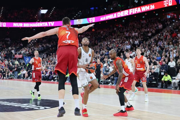 Bruno Caboclo (Dubai Basketball, 51) mit Johannes Voigtmann (FC Bayern Basketball, 07) und Isiaha Mike (FC Bayern Basketball, 22), mit Andreas Obst (FC Bayern Basketball, 13) und Justuz Hollatz (FC Bayern Basketball, 21), GER, FC Bayern Basketball vs. Dubai Basketball, Basketball, Euroleague, 32. Spieltag, Saison 2025 2026, 19.03.2026, GER, FC Bayern Basketball vs. Dubai Basketball, Basketball, Euroleague, 32. Spieltag, Saison 2025 2026, 19.03.2026 Muenchen Copyright: xEibner-Pressefoto JennixMaulx EP_JML