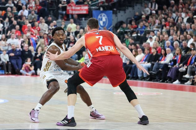 McKinley Wright IV (Dubai Basketball, 25) mit Johannes Voigtmann (FC Bayern Basketball, 07), GER, FC Bayern Basketball vs. Dubai Basketball, Basketball, Euroleague, 32. Spieltag, Saison 2025 2026, 19.03.2026, GER, FC Bayern Basketball vs. Dubai Basketball, Basketball, Euroleague, 32. Spieltag, Saison 2025 2026, 19.03.2026 Muenchen Copyright: xEibner-Pressefoto JennixMaulx EP_JML