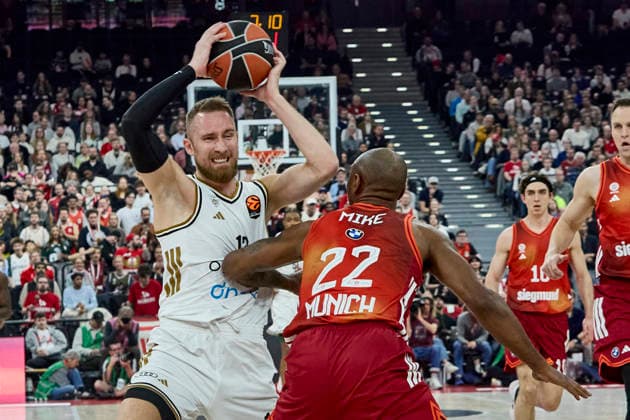 Turkish Airlines EuroLeague Basketball, FC Bayern Munich Basketball vs Dubai Basketball, München FC Bayern Basketball, Munich FC Bayern Basketball, Dubai Basketball, 2026-03-19 in München (SAP Garden) MUSA Dzanan (Dubai Basketball Guard (G) Nr13-DUB13), MIKE Isiaha (FC Bayern Munich Forward (F) Nr22-BAY22) sportworld München SAP Garden Bayern Deutschland