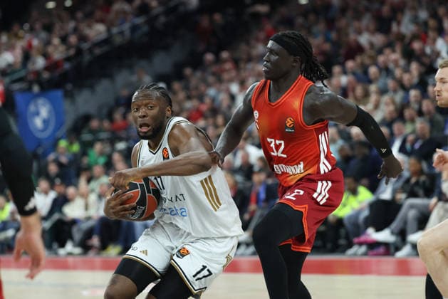 Mfiondu Kabengele (Dubai Basketball, 17) mit Wenyen Gabriel (FC Bayern Basketball, 32), GER, FC Bayern Basketball vs. Dubai Basketball, Basketball, Euroleague, 32. Spieltag, Saison 2025 2026, 19.03.2026, GER, FC Bayern Basketball vs. Dubai Basketball, Basketball, Euroleague, 32. Spieltag, Saison 2025 2026, 19.03.2026 Muenchen Copyright: xEibner-Pressefoto JennixMaulx EP_JML