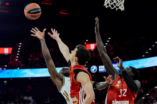 Turkish Airlines EuroLeague Basketball, FC Bayern Munich Basketball vs Dubai Basketball, München FC Bayern Basketball, Munich FC Bayern Basketball, Dubai Basketball, 2026-03-19 in München (SAP Garden) BACON Dwayne (Dubai Basketball Forward (F) Nr3-DUB3), LUCIC Vladimir (FC Bayern Munich Forward (F) Nr11-BAY11), GABRIEL Wenyen (FC Bayern Munich Center (C) Nr32-BAY32) sportworld München SAP Garden Bayern Deutschland