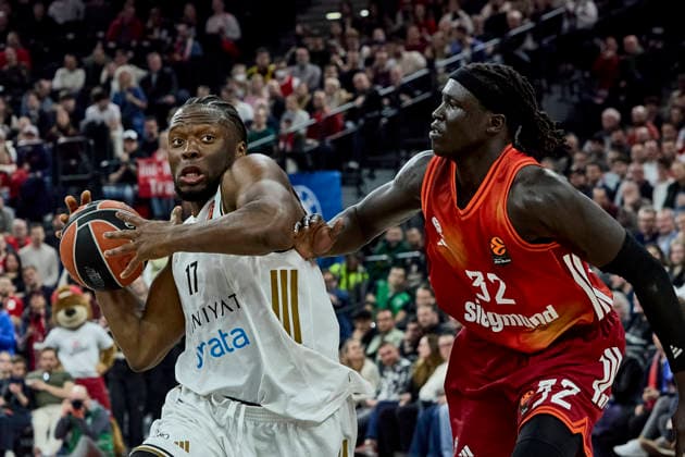 Turkish Airlines EuroLeague Basketball, FC Bayern Munich Basketball vs Dubai Basketball, München FC Bayern Basketball, Munich FC Bayern Basketball, Dubai Basketball, 2026-03-19 in München (SAP Garden) KABENGELE Mfiondu (Dubai Basketball Center (C) Nr17-DUB17), GABRIEL Wenyen (FC Bayern Munich Center (C) Nr32-BAY32) sportworld München SAP Garden Bayern Deutschland
