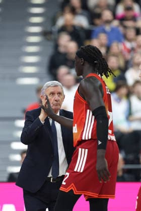 Svetislav Pesic (FC Bayern Basketball, Chef-Trainer) klatscht mit Wenyen Gabriel (FC Bayern Basketball, 32) ab. GER, FC Bayern Basketball vs. Dubai Basketball, Basketball, Euroleague, 32. Spieltag, Saison 2025 2026, 19.03.2026, GER, FC Bayern Basketball vs. Dubai Basketball, Basketball, Euroleague, 32. Spieltag, Saison 2025 2026, 19.03.2026 Muenchen Copyright: xEibner-Pressefoto JennixMaulx EP_JML