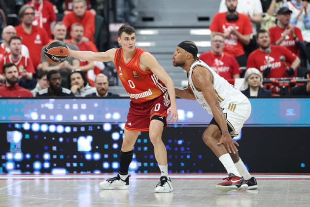 Nenad Dimitrijevic (FC Bayern Basketball, 00) mit Justin Anderson (Dubai Basketball, 10), GER, FC Bayern Basketball vs. Dubai Basketball, Basketball, Euroleague, 32. Spieltag, Saison 2025 2026, 19.03.2026, GER, FC Bayern Basketball vs. Dubai Basketball, Basketball, Euroleague, 32. Spieltag, Saison 2025 2026, 19.03.2026 Muenchen Copyright: xEibner-Pressefoto JennixMaulx EP_JML