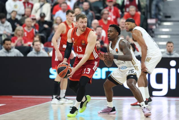 Andreas Obst (FC Bayern Basketball, 13) mit McKinley Wright IV (Dubai Basketball, 25), GER, FC Bayern Basketball vs. Dubai Basketball, Basketball, Euroleague, 32. Spieltag, Saison 2025 2026, 19.03.2026, GER, FC Bayern Basketball vs. Dubai Basketball, Basketball, Euroleague, 32. Spieltag, Saison 2025 2026, 19.03.2026 Muenchen Copyright: xEibner-Pressefoto JennixMaulx EP_JML