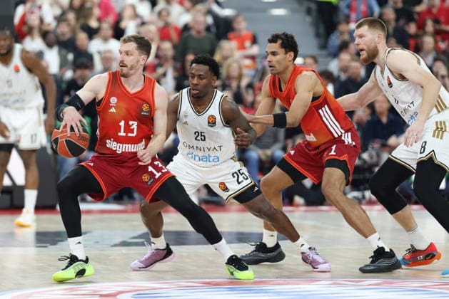 Andreas Obst (FC Bayern Basketball, 13) mit McKinley Wright IV (Dubai Basketball, 25) und Oscar da Silva (FC Bayern Basketball, 01), mit Davis Bertans (Dubai Basketball, 08), GER, FC Bayern Basketball vs. Dubai Basketball, Basketball, Euroleague, 32. Spieltag, Saison 2025 2026, 19.03.2026, GER, FC Bayern Basketball vs. Dubai Basketball, Basketball, Euroleague, 32. Spieltag, Saison 2025 2026, 19.03.2026 Muenchen Copyright: xEibner-Pressefoto JennixMaulx EP_JML