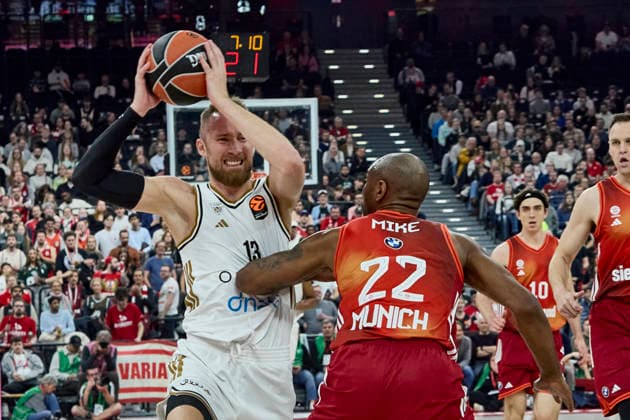 Turkish Airlines EuroLeague Basketball, FC Bayern Munich Basketball vs Dubai Basketball, München FC Bayern Basketball, Munich FC Bayern Basketball, Dubai Basketball, 2026-03-19 in München (SAP Garden) MUSA Dzanan (Dubai Basketball Guard (G) Nr13-DUB13), MIKE Isiaha (FC Bayern Munich Forward (F) Nr22-BAY22) sportworld München SAP Garden Bayern Deutschland