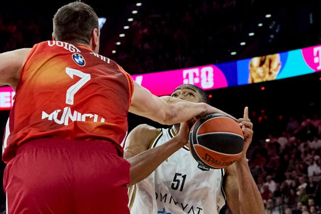 Turkish Airlines EuroLeague Basketball, FC Bayern Munich Basketball vs Dubai Basketball, München FC Bayern Basketball, Munich FC Bayern Basketball, Dubai Basketball, 2026-03-19 in München (SAP Garden) CABOCLO Bruno (Dubai Basketball Center (C) Nr51-DUB51), VOIGTMANN Johannes (FC Bayern Munich Center (C) Nr7-BAY7) sportworld München SAP Garden Bayern Deutschland