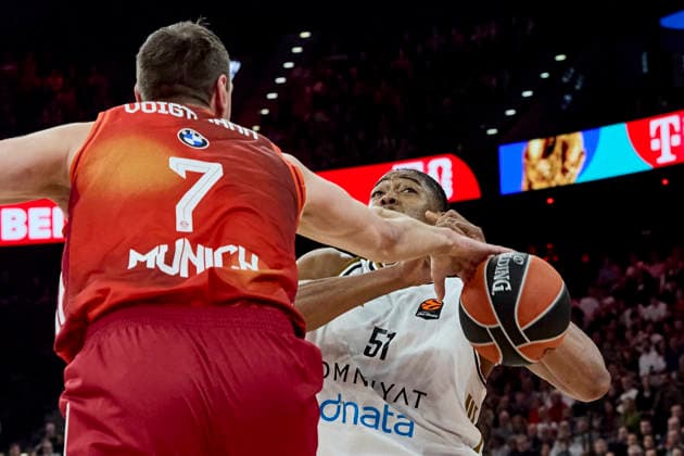 Turkish Airlines EuroLeague Basketball, FC Bayern Munich Basketball vs Dubai Basketball, München FC Bayern Basketball, Munich FC Bayern Basketball, Dubai Basketball, 2026-03-19 in München (SAP Garden) CABOCLO Bruno (Dubai Basketball Center (C) Nr51-DUB51), VOIGTMANN Johannes (FC Bayern Munich Center (C) Nr7-BAY7) sportworld München SAP Garden Bayern Deutschland