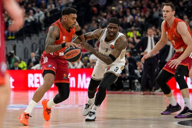 Basketball, Euroleague, 20260319, FC Bayern München - Dubai Basketball. Im Bild v.l. Xavier RATHAN-MAYES (Bayern, 4), Dwayne BACON (Dubai, 3). München SAP Garden Bayern Deutschland Copyright: Passion2Press.dex xMarkusxFischex