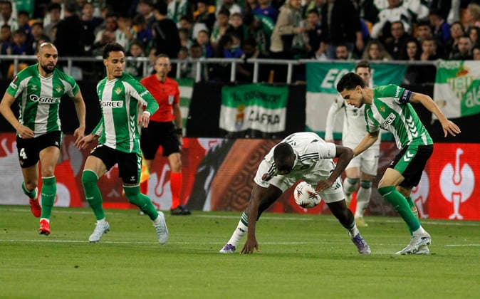 SEVILLA 19 03 202 ESTADIO DE LA CARTUJA PARTIDO DE VUELTA DE DIECISEISAVOS DE FINAL DE LA UEFA EUROPA LEAGUE REAL BETIS-PANATHINAIKOS.archsev Bartra y TETTEH FOTO MANUEL GOMEZ Copyright: xMANUxGOMEZx