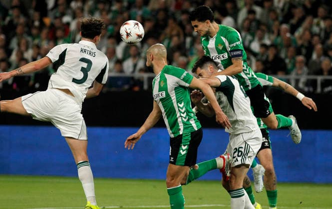 SEVILLA 19 03 202 ESTADIO DE LA CARTUJA PARTIDO DE VUELTA DE DIECISEISAVOS DE FINAL DE LA UEFA EUROPA LEAGUE REAL BETIS-PANATHINAIKOS.archsev AMRABAT Y BARTRA FOTO MANUEL GOMEZ Copyright: xMANUxGOMEZx