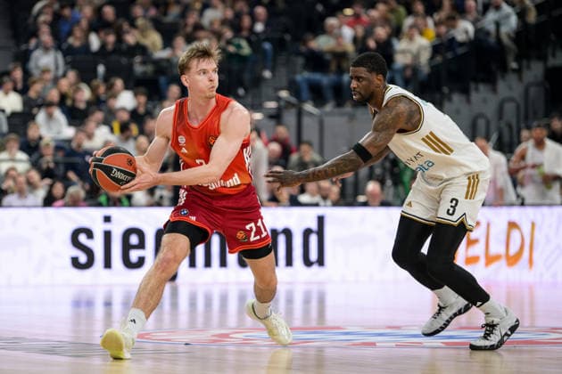 Basketball, Euroleague, 20260319, FC Bayern München - Dubai Basketball. Im Bild v.l. Justus HOLLATZ (Bayern, 21), Dwayne BACON (Dubai, 3). München SAP Garden Bayern Deutschland Copyright: Passion2Press.dex xMarkusxFischex