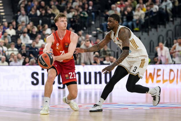 Basketball, Euroleague, 20260319, FC Bayern München - Dubai Basketball. Im Bild v.l. Justus HOLLATZ (Bayern, 21), Dwayne BACON (Dubai, 3). München SAP Garden Bayern Deutschland Copyright: Passion2Press.dex xMarkusxFischex