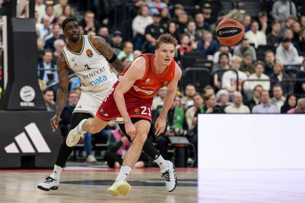 Basketball, Euroleague, 20260319, FC Bayern München - Dubai Basketball. Im Bild v.l. Dwayne BACON (Dubai, 3), Justus HOLLATZ (Bayern, 21). München SAP Garden Bayern Deutschland Copyright: Passion2Press.dex xMarkusxFischex