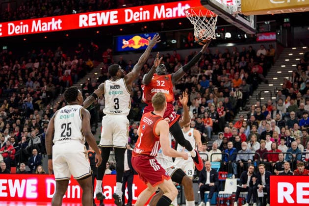 Basketball, Euroleague, 20260319, FC Bayern München - Dubai Basketball. Im Bild v.l. Dwayne BACON (Dubai, 3), Wenyen GABRIEL (Bayern, 32), Mfiondu KABENGELE (Dubai, 17). München SAP Garden Bayern Deutschland Copyright: Passion2Press.dex xMarkusxFischex