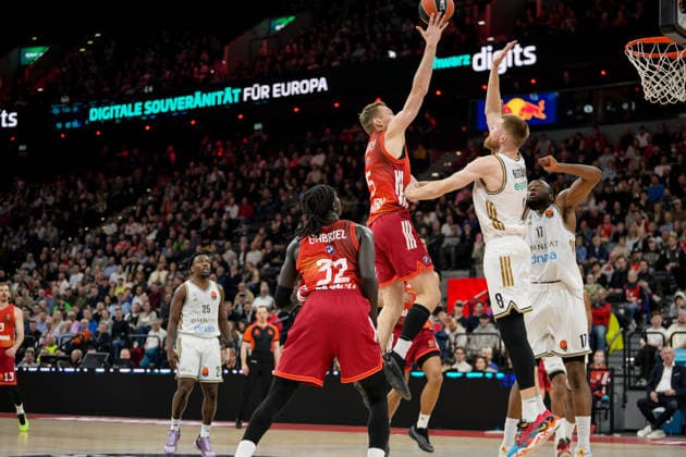 Basketball, Euroleague, 20260319, FC Bayern München - Dubai Basketball. Im Bild v.l. Niels GIFFEY (Bayern, 5), Davis BERTANS (Dubai, 8). München SAP Garden Bayern Deutschland Copyright: Passion2Press.dex xMarkusxFischex