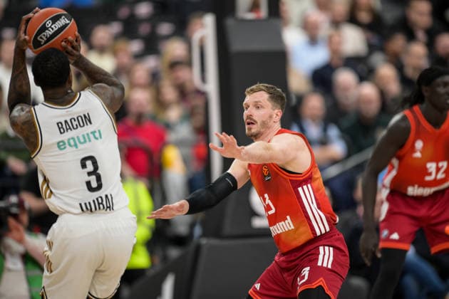 Basketball, Euroleague, 20260319, FC Bayern München - Dubai Basketball. Im Bild v.l. Dwayne BACON (Dubai, 3), Andreas OBST (Bayern, 13). München SAP Garden Bayern Deutschland Copyright: Passion2Press.dex xMarkusxFischex