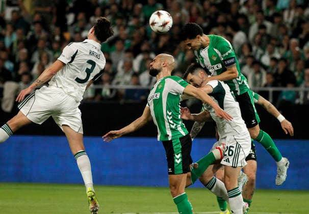 SEVILLA 19 03 202 ESTADIO DE LA CARTUJA PARTIDO DE VUELTA DE DIECISEISAVOS DE FINAL DE LA UEFA EUROPA LEAGUE REAL BETIS-PANATHINAIKOS.archsev AMRABAT Y BARTRA FOTO MANUEL GOMEZ Copyright: xMANUxGOMEZx
