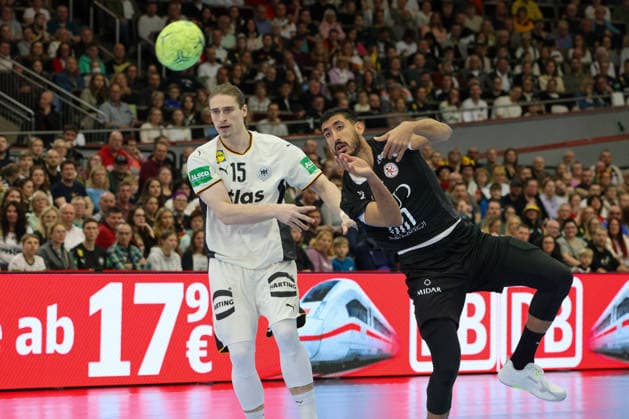 Dortmund, Deutschland: 19. März 2026 - Handball Länderspiel Freundschaftsspiel - Deutschland vs. Ägypten Im Bild: v.li. Juri Knorr (Deutschland) und Yehia Khaled (Ägypten), der ein Tor wirft Copyright: HMBxMedia MadeleinexFantini