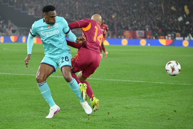 19th March 2026, Stadio Olimpico, Rome, Italy; UEFA Europa League Football; Roma versus Bologna; Donyell Malen of AS Roma under pressure from Jhon Lucumi of Bologna FC  AllShotLive