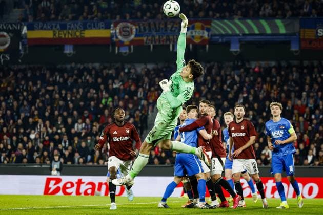 PRAGUE - Save by Sparta Prague goalkeeper Jakub Surovcik during the UEFA Conference League match between Sparta Prague and AZ Alkmaar at Stadion Letna on March 19, 2026 in Prague, Czech Republic. BAS CZERWINSKI ANP xVIxANPxSportx xxANPxIVx 553833875 originalFilename: 553833875.jpg