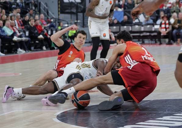 Dubais 25 WRIGHT IV zwischen Bayerns 11 Vladimir LUCIC und Bayerns 1 Oscar DA SILVA. Basketball: Bayern - Dubai. Euroleague, FC Bayern Basketball - Dubai Basketball, Runde 32, Saison 2025-2026, am 19.03.2026 in Muenchen, S A P G A R D E N, Deutschland. Quelle Copyright Credit : Oryk HAIST