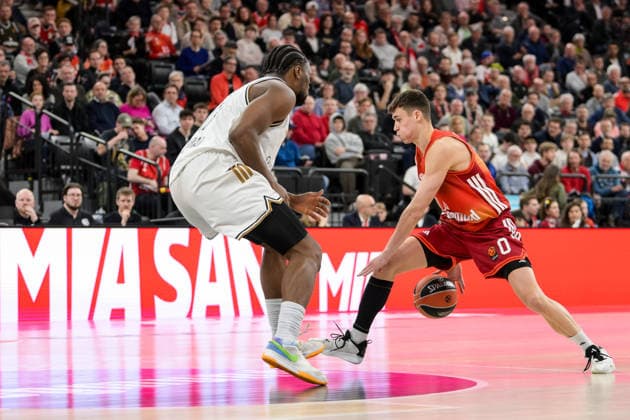Basketball, Euroleague, 20260319, FC Bayern München - Dubai Basketball. Im Bild v.l. Mfiondu KABENGELE (Dubai, 17), Neno DIMITRIJEVIC (Bayern, 0). München SAP Garden Bayern Deutschland Copyright: Passion2Press.dex xMarkusxFischex