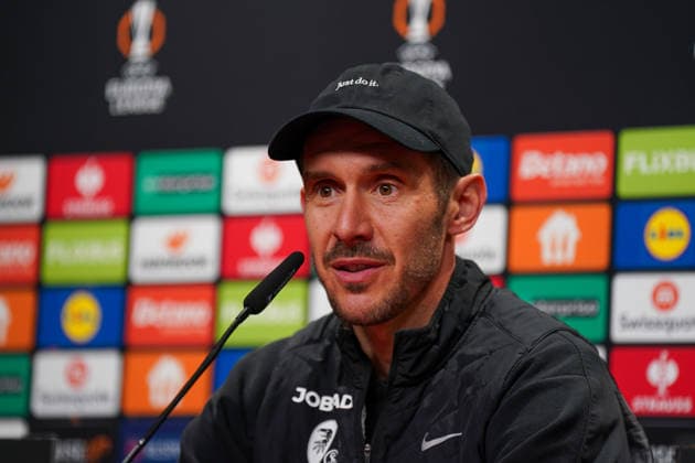 Deutschland: Fussball UEFA Europa League 2025 - 2026, Achtelfinale - SC Freiburg vs KRC Genk - Europa-Park-Stadion: Julian Schuster (SC Freiburg, Trainer) Pressekonferenz, Medien Copyright: xJOERANxSTEINSIEKx