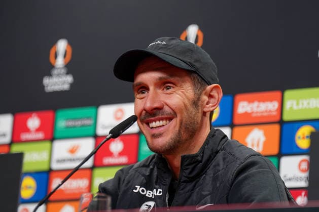 Deutschland: Fussball UEFA Europa League 2025 - 2026, Achtelfinale - SC Freiburg vs KRC Genk - Europa-Park-Stadion: Julian Schuster (SC Freiburg, Trainer) Pressekonferenz, Medien Copyright: xJOERANxSTEINSIEKx